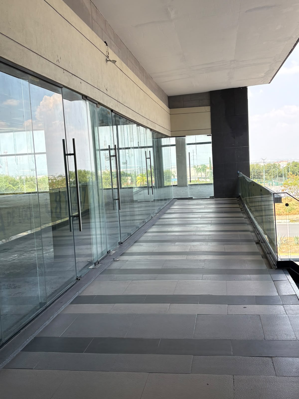 Local comercial de 602 m² - fotografía real 2