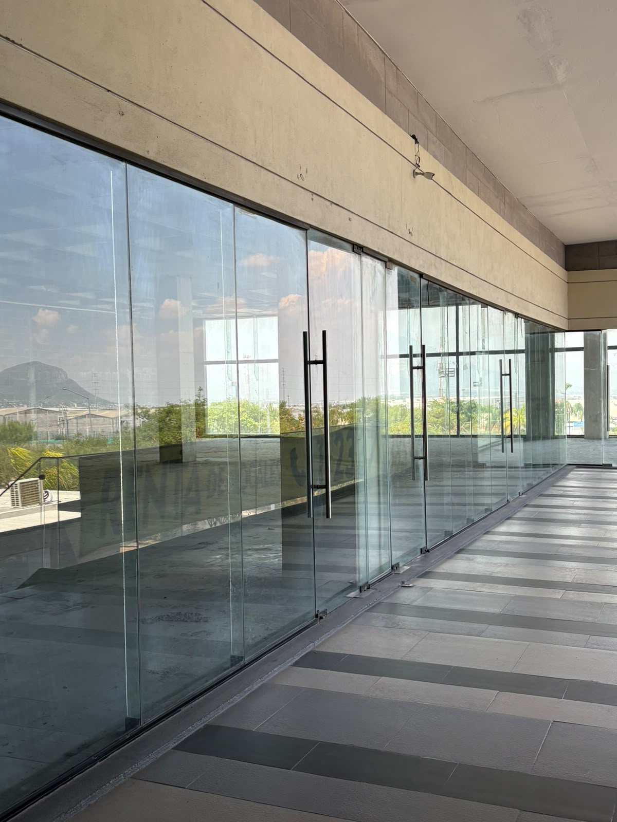 Local comercial de 602 m² - fotografía real 3