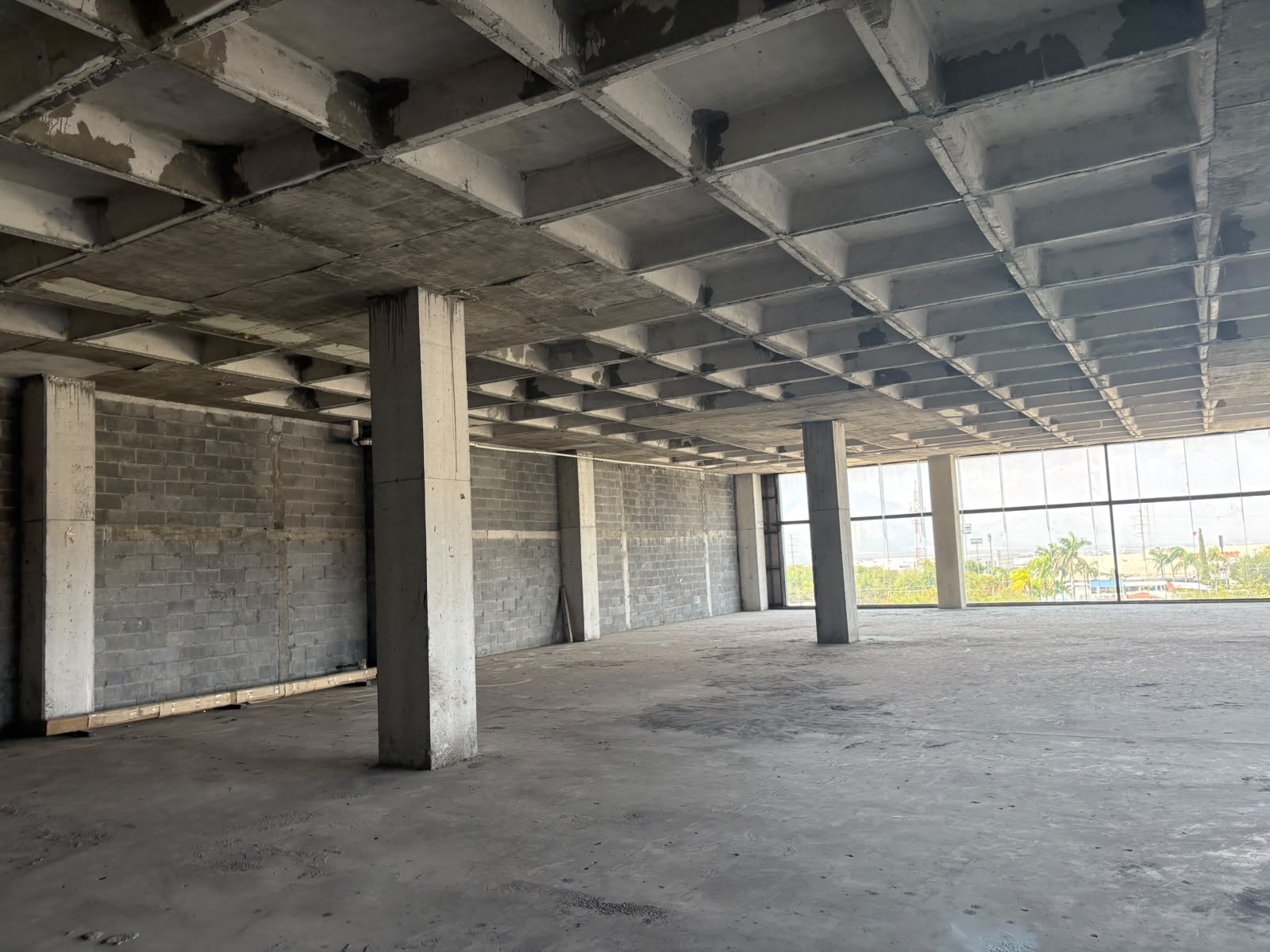 Local comercial de 602 m² - fotografía real 4