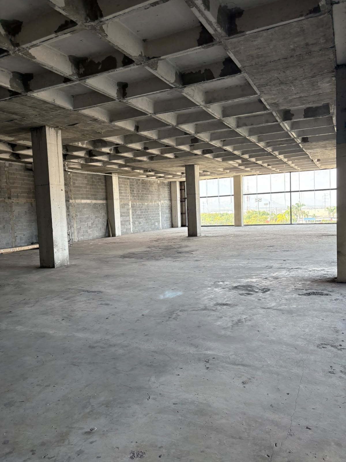Local comercial de 602 m² - fotografía real 7
