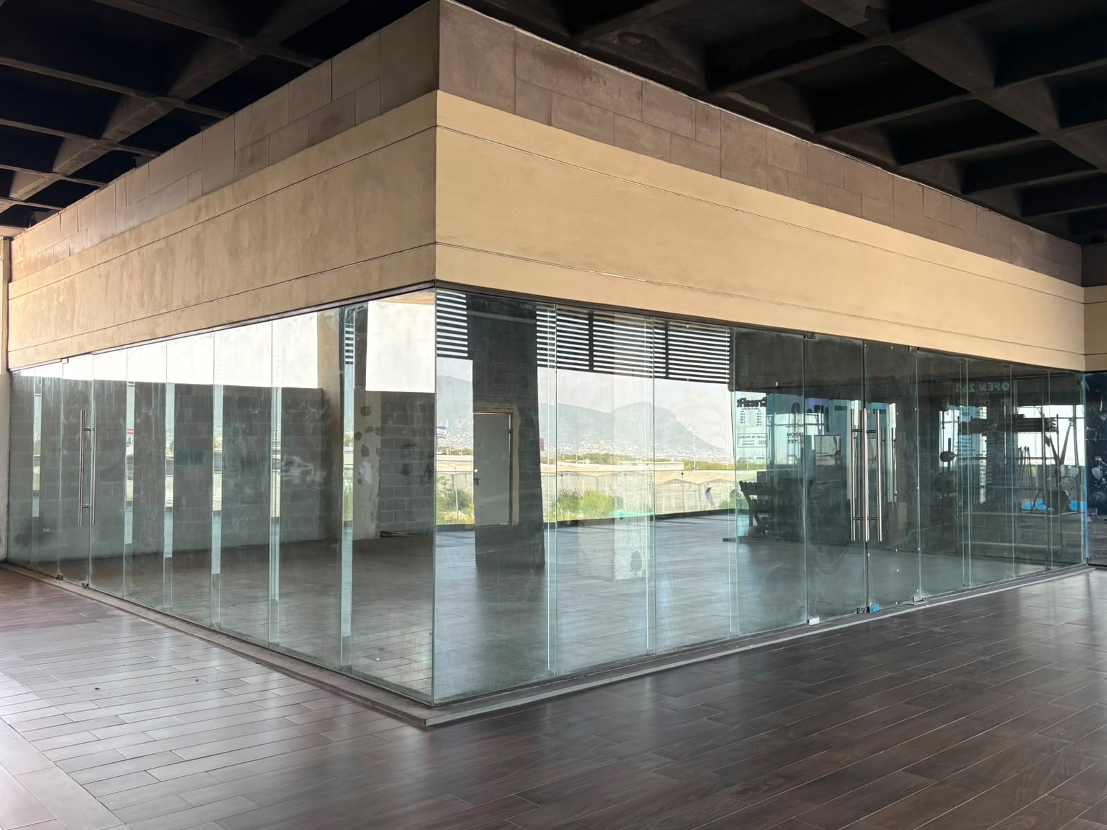 Local comercial con terraza - fotografía real 2