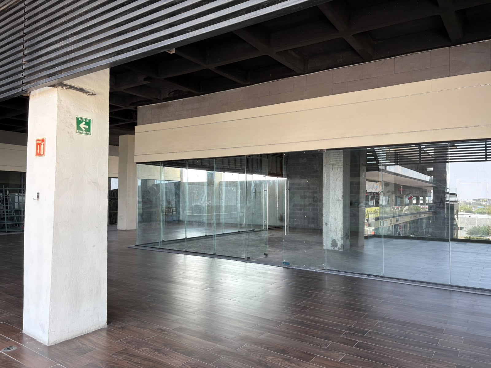 Local comercial con terraza - fotografía real 4